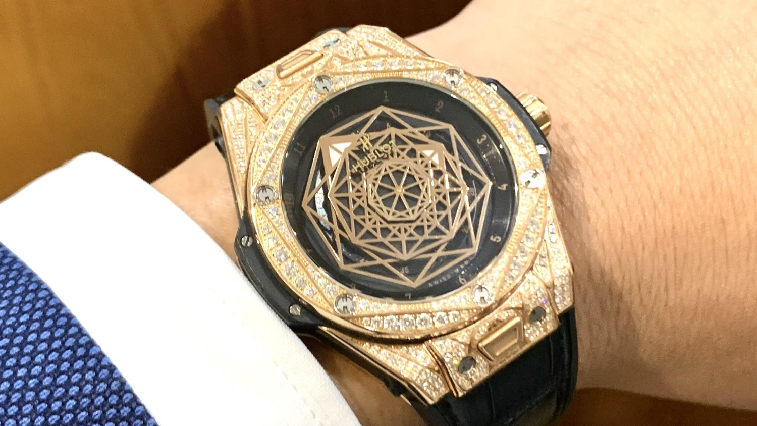  Điểm khác biệt giữa đồng hồ Hublot cơ và đồng hồ Hublot chạy pin là gì? 