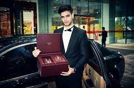 Điện thoại VERTU sang trọng xuất hiện trên người nổi tiếng 