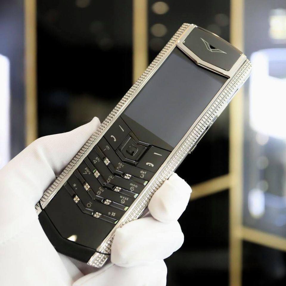   Vertu Signature S Clous De Paris Steel với thiết kế thanh lịch