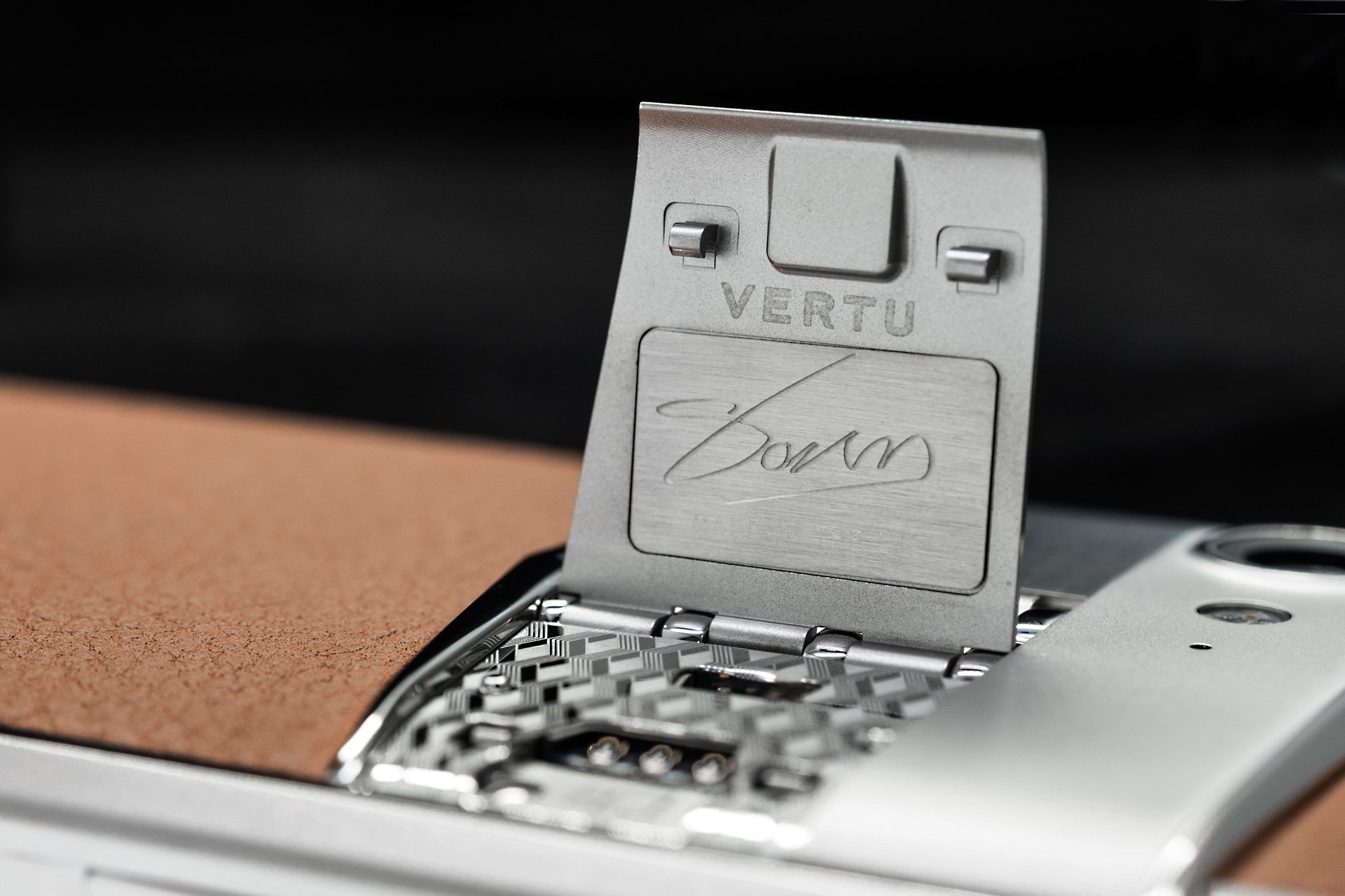  Vertu Aster P - sự hồi sinh của một đế chế công nghệ cao