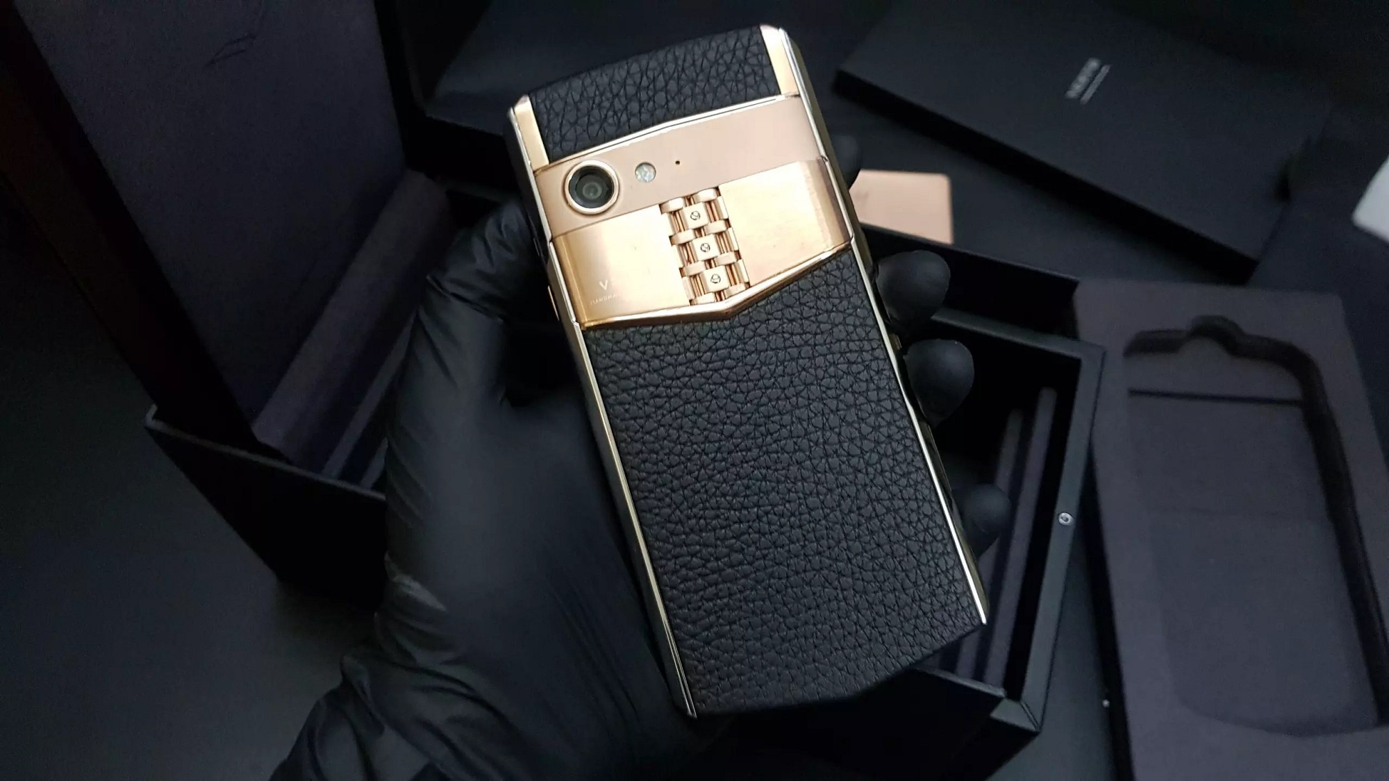  Giá điện thoại Vertu Aster P là bao nhiêu? Chất lượng có tốt không?