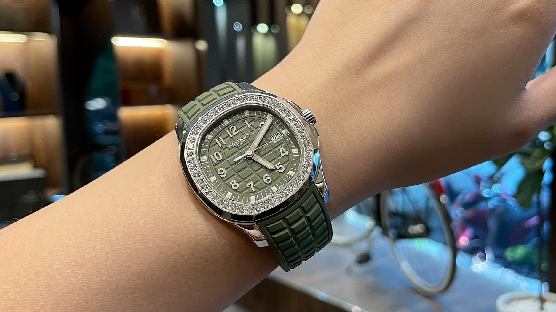  Patek Philippe Aquanaut Ladies - Biểu Tượng Của Sự Thanh Lịch Cho Phái Đẹp