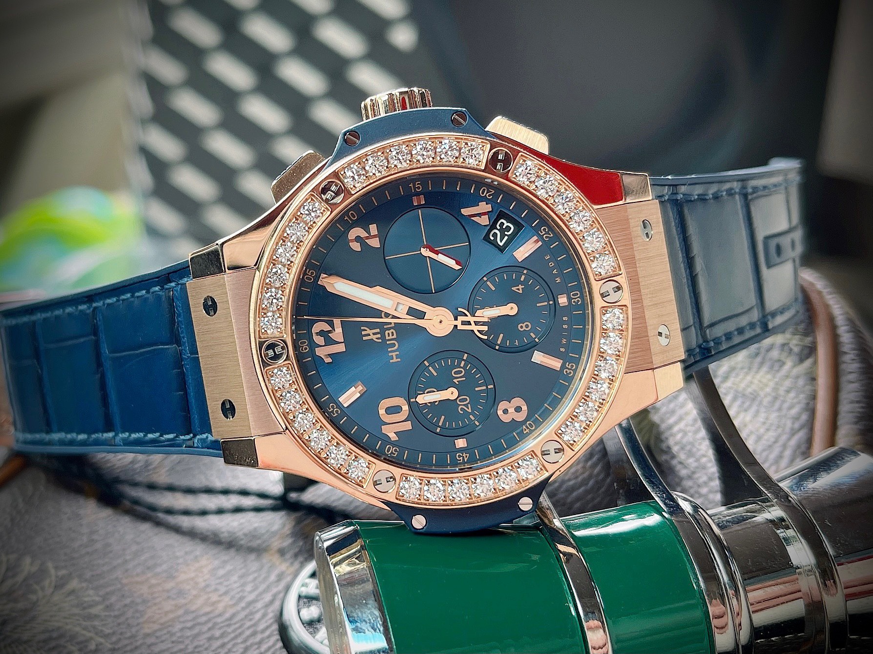 Dòng chữ SWISS MADE với con ốc chữ H là  đặc trưng của Hublot