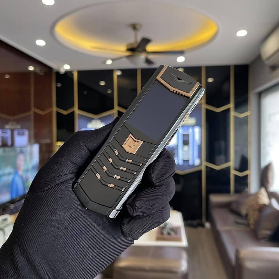 mẫu Vertu Signature s đen điểm vàng
